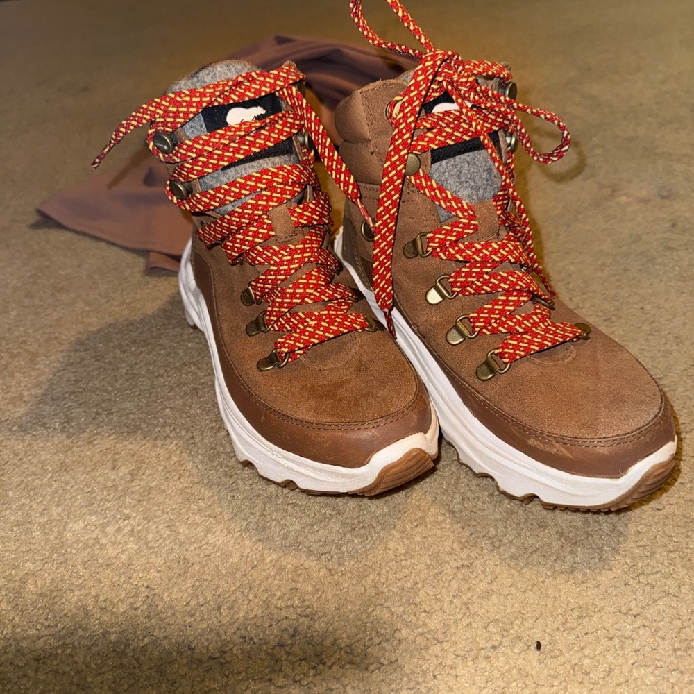 Sorel women’s kinetic breakthru conquest waterproof boot velvet tan size 7.5